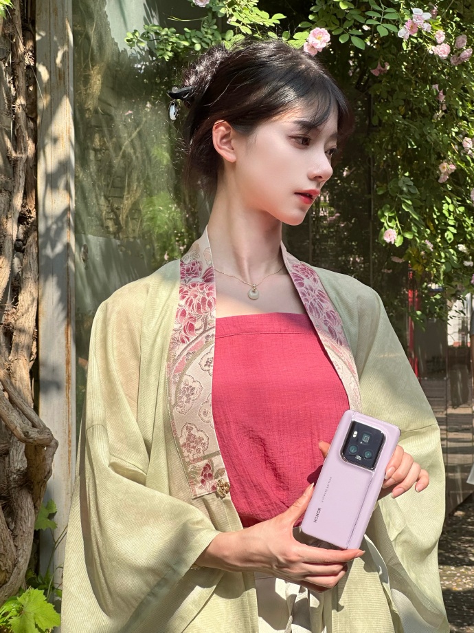 张凌赫主演《这一秒过火》引争议：长剧变短剧，剧情是否过火？